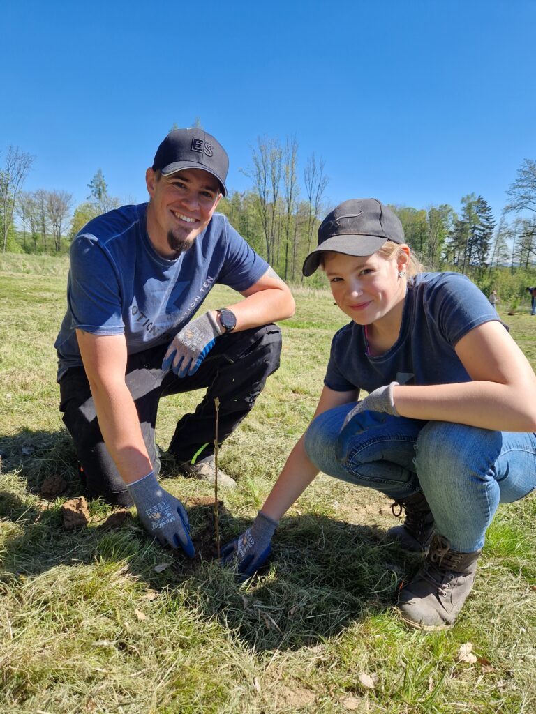 Alexander Dungl pflanzt mit seiner Tochter Bäume am privaten Pflanztag im Frühjahr 2024 auf der Aufforstungsfläche in Weinern.