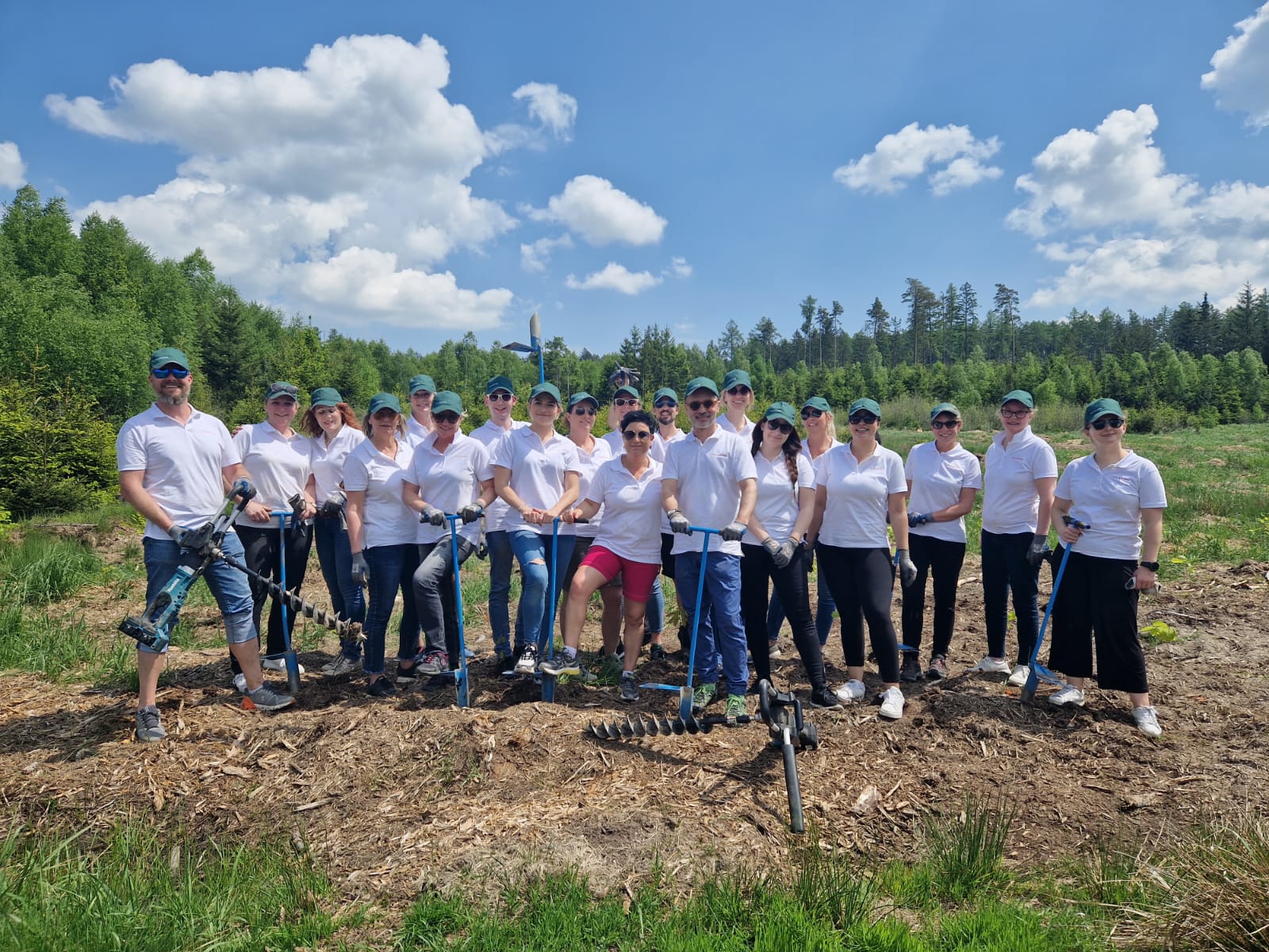 Teambuilding von Clarins Österreich im Frühjahr 2023 auf der Aufforstungsfläche in Hollenbach