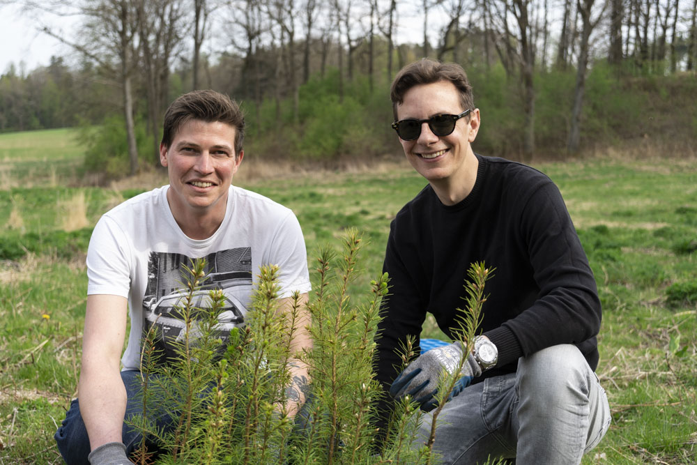 Teambuilding mit Bestattung Himmelblau im Frühjahr 2022 auf der Aufforstungsfläche in Weinern