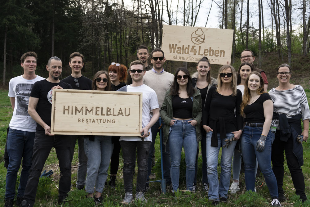 Teambuilding mit Bestattung Himmelblau im Frühjahr 2022 auf der Aufforstungsfläche in Weinern