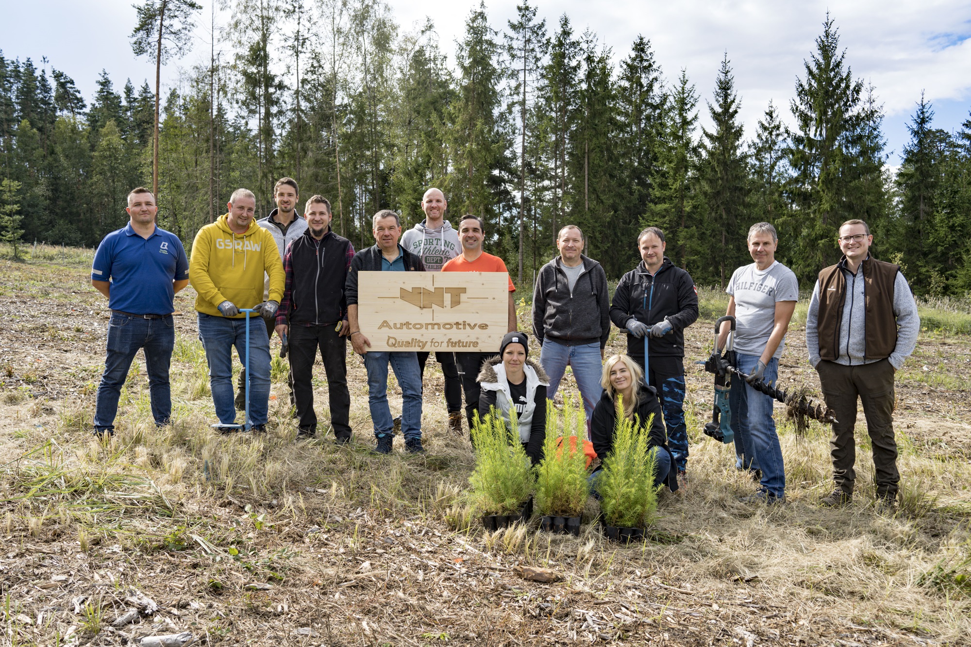 Teambuilding von VNT Automotive auf der Aufforstungsfläche in Neuriegers